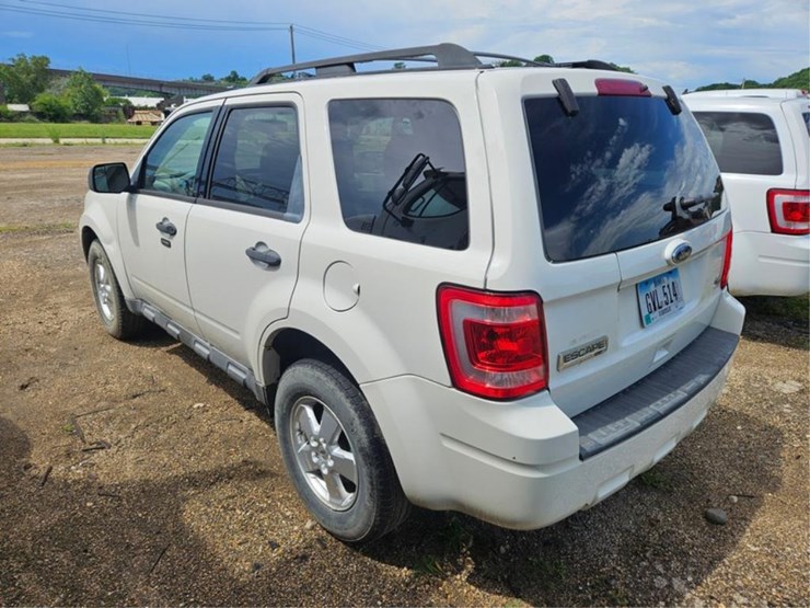 2011-ford-escape-image-2