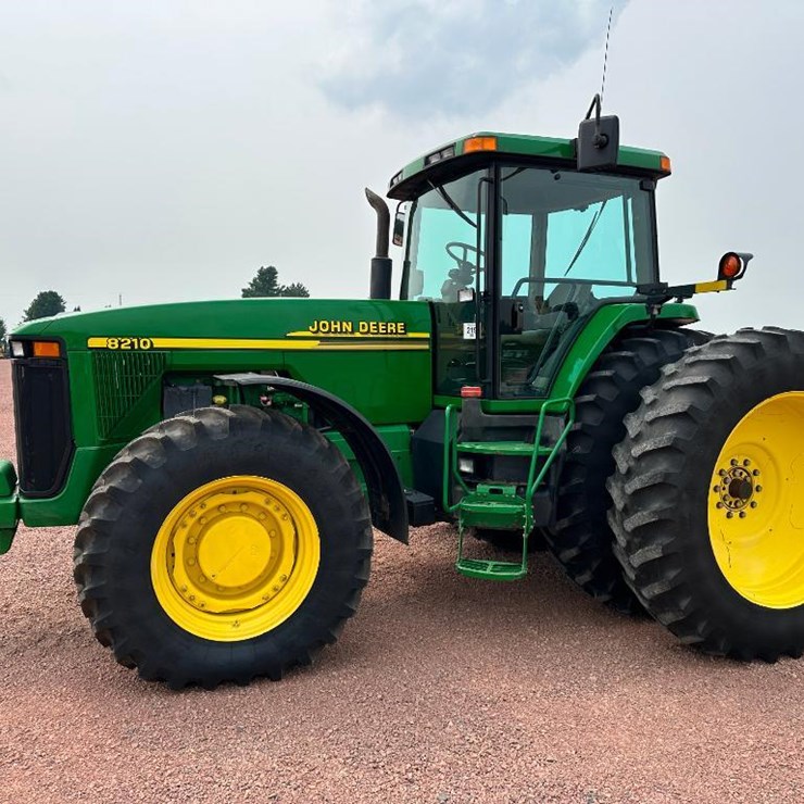 JOHN DEERE 8210