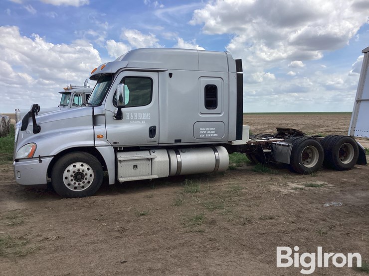 2011-freightliner-cascadia-ca125slp-t/a-truck-tractor-image-8