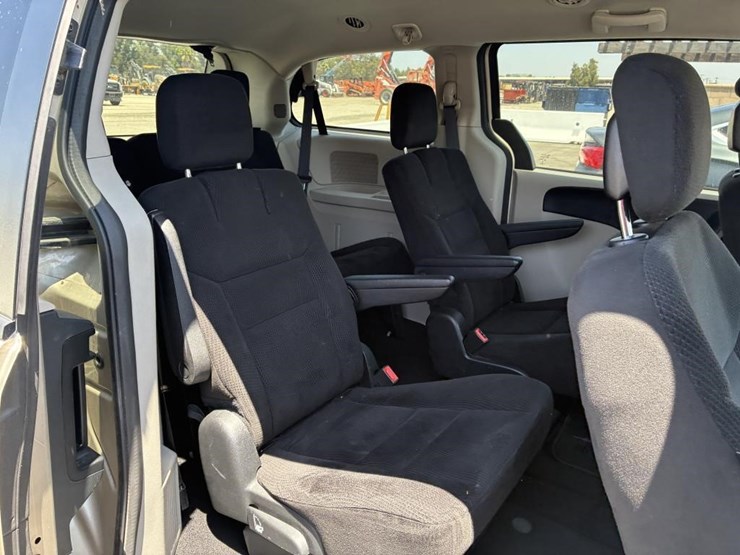 2015-dodge-grand-caravan-image-10
