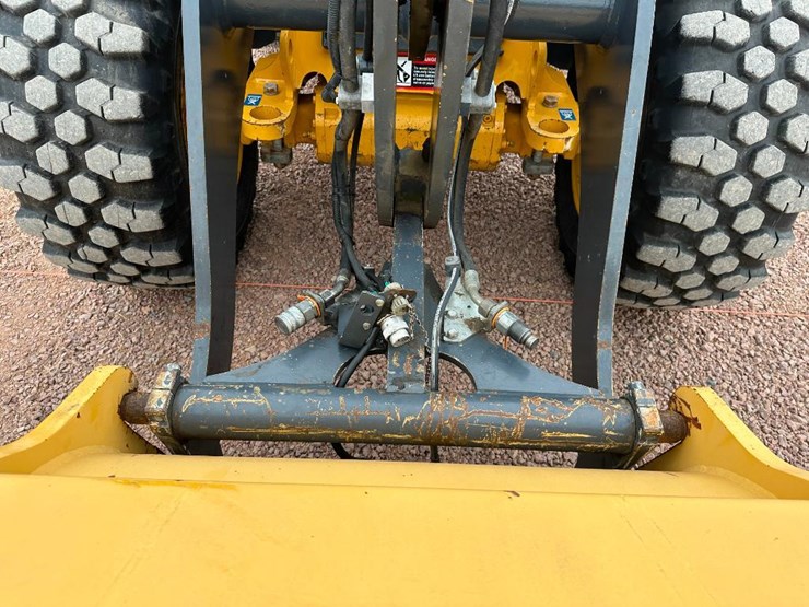 2019-deere-244l-image-32