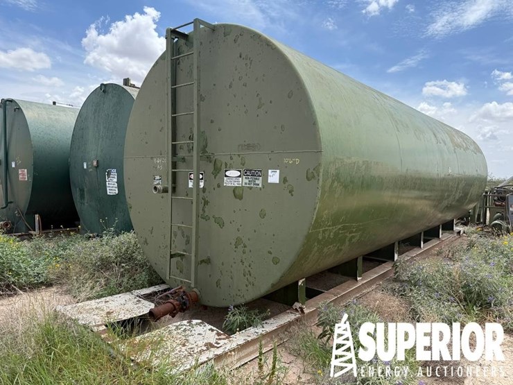 (r18-10)-10'6"dia-x-33'l-water-tank,-w/-4'l-porch,-image-1