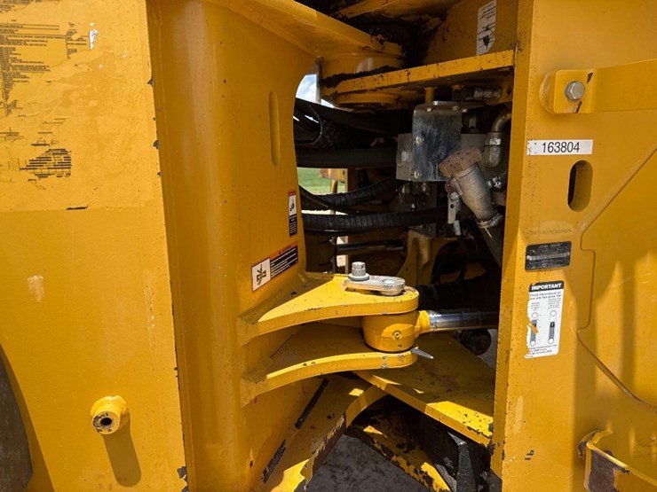 2015-deere-744k-image-15