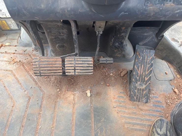 2019-caterpillar-440-image-29