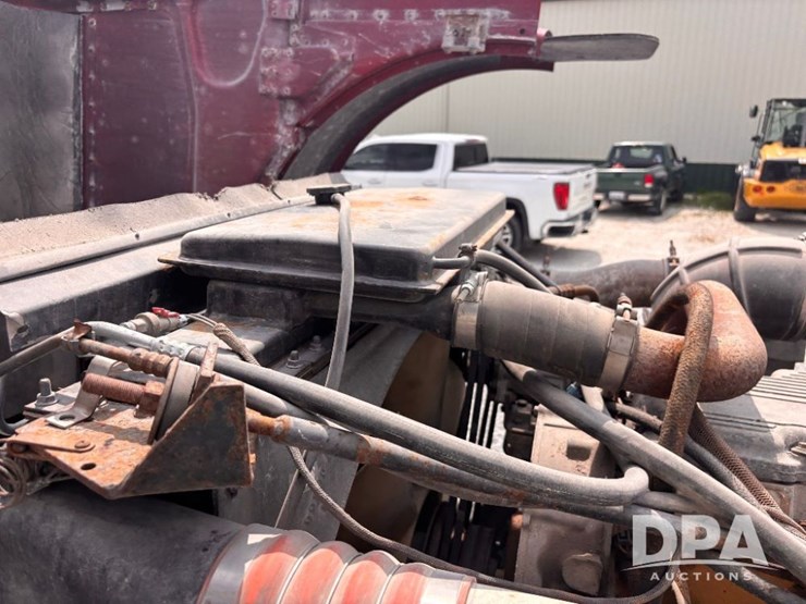 2000-peterbilt-379-image-69