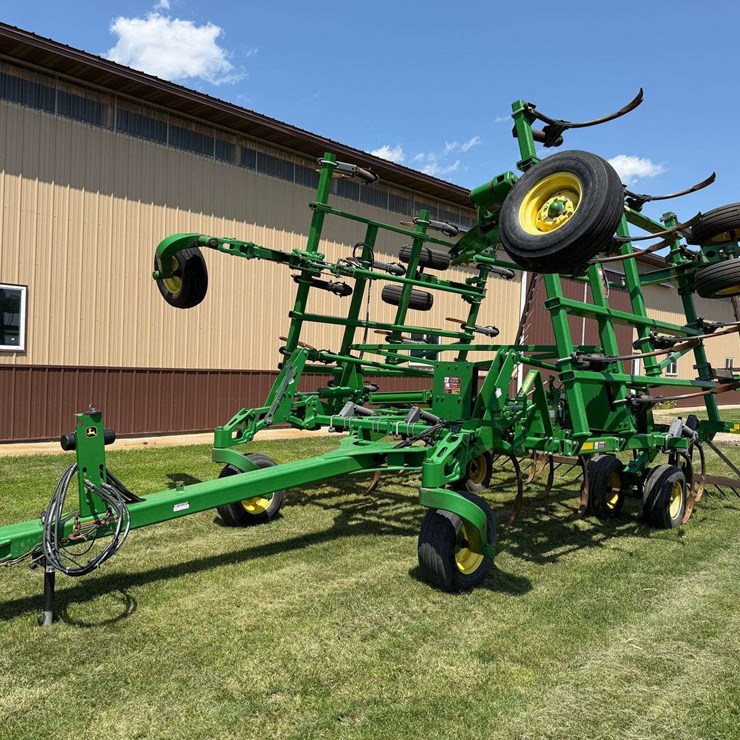 2011 JOHN DEERE 2410
