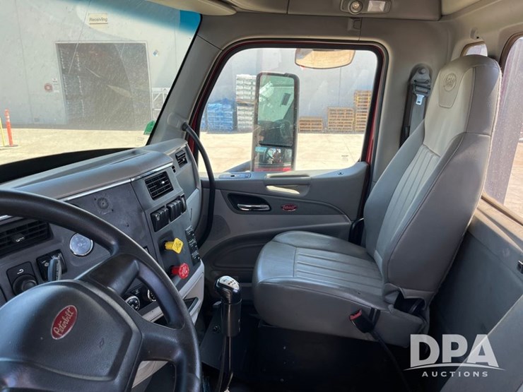 2018-peterbilt-579-image-23