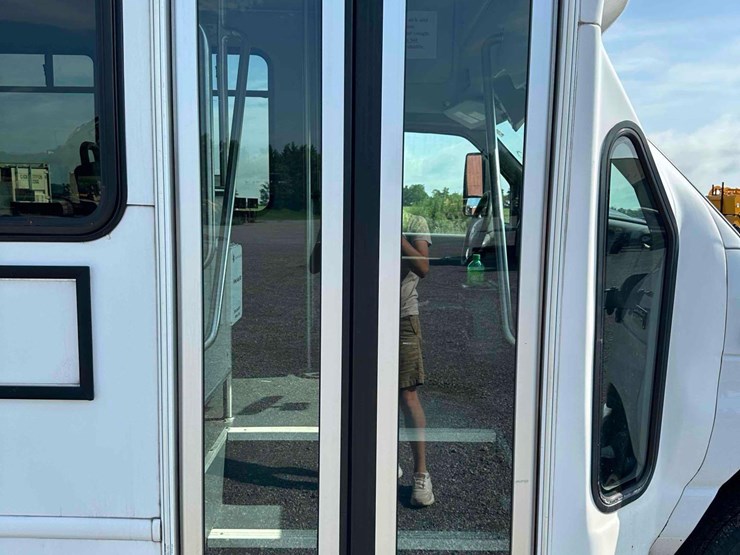 2017-ford-e450-image-6