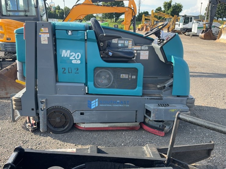 #2036-•-tennant-m20es-floor-scrubber-image-4