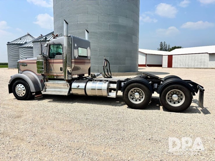 2014-kenworth-w900-image-17
