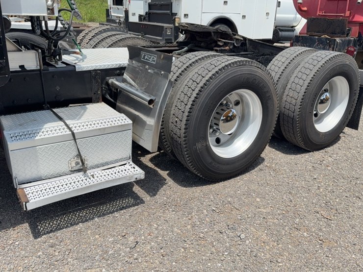 2007-peterbilt-379-image-10