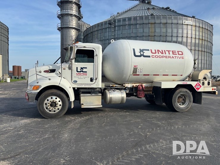 2013-peterbilt-337-image-3