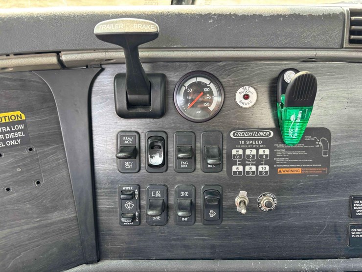 2008-freightliner-columbia-straight-truck-image-35