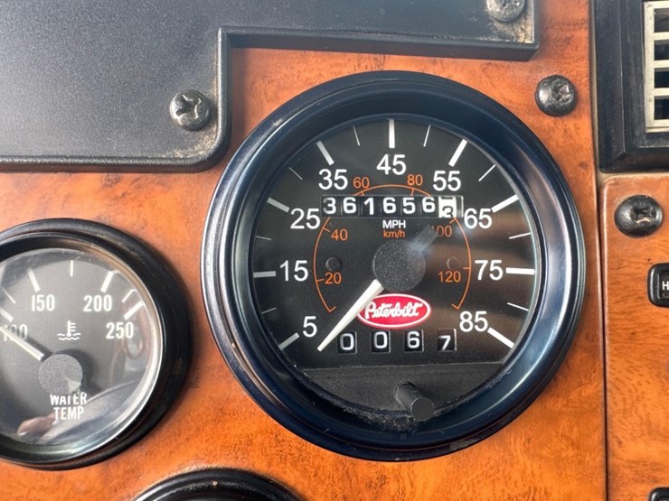2007-peterbilt-pb335-lube-truck-image-37