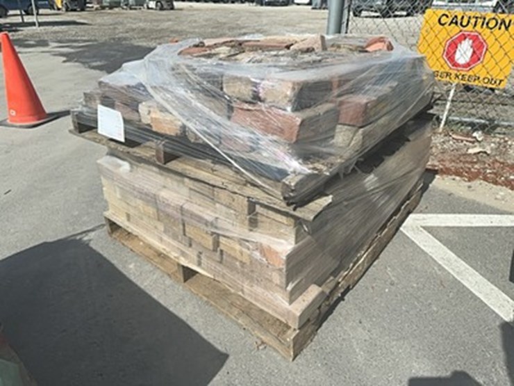 lot#-131-pallet-of-paver-stones-&-bricks-image-1