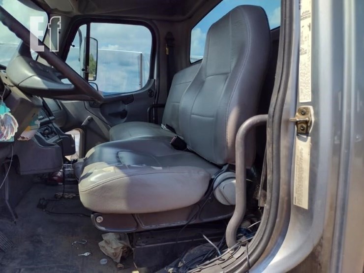2006-freightliner-business-class-m2-106-image-12