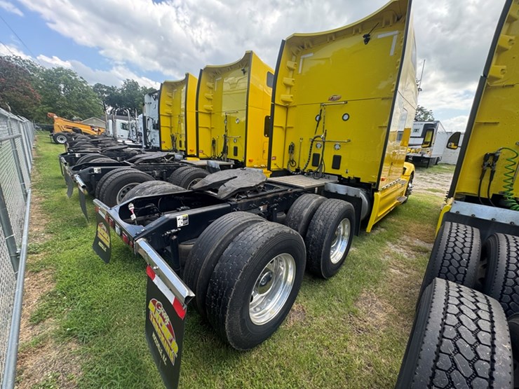 2023-peterbilt-579-image-3
