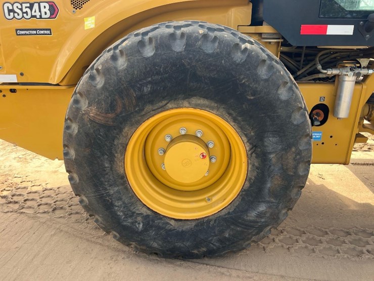 2022-caterpillar-cs54b-image-15