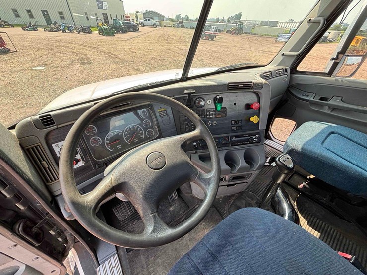 2008-freightliner-columbia-straight-truck-image-31