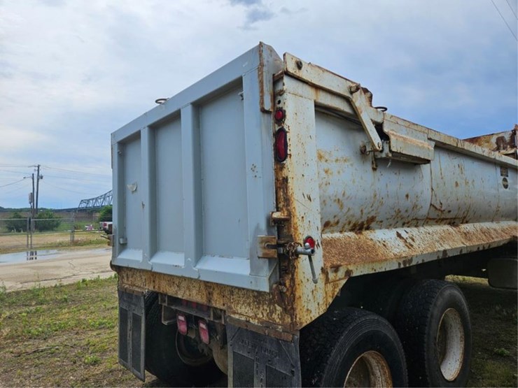 #2525-•-2006-freightliner-m2-tandem-axle-dump-truck-image-12