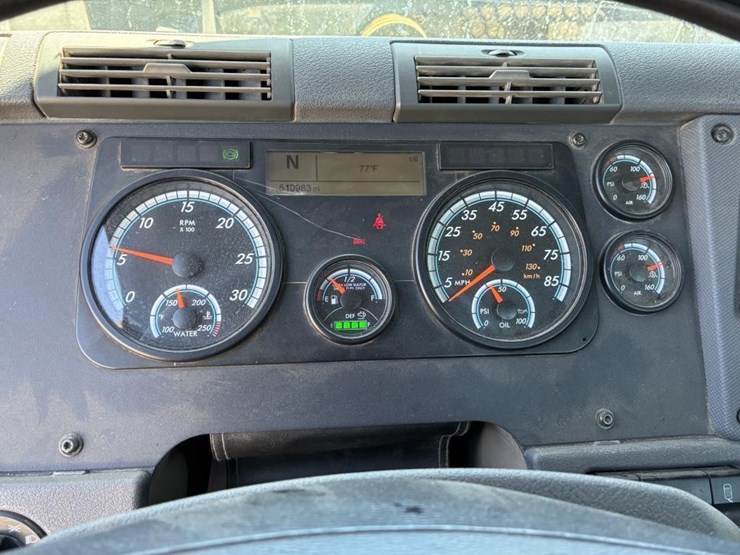 2016-freightliner-cascadia-truck-tractor-image-24