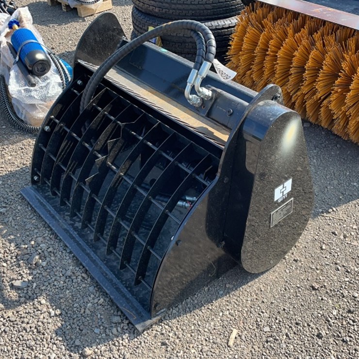 #1012 • GIYI 34" DINGO CONCRETE MIXING BUCKET