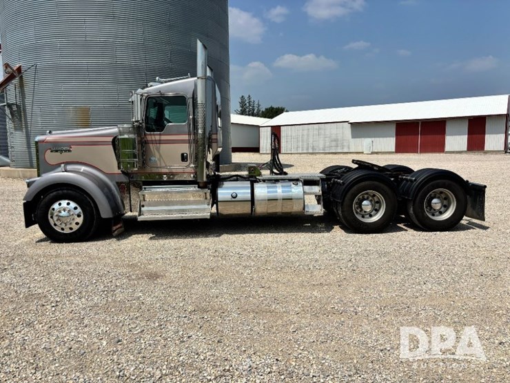2014-kenworth-w900-image-18