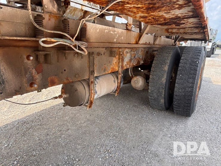 2000-peterbilt-357-image-26