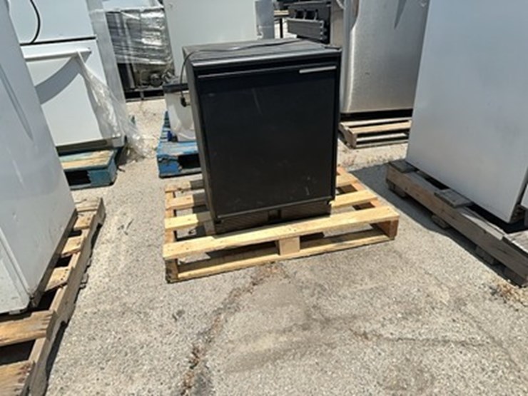 lot#-832-whirpool-and-mini-refrigerator-image-3