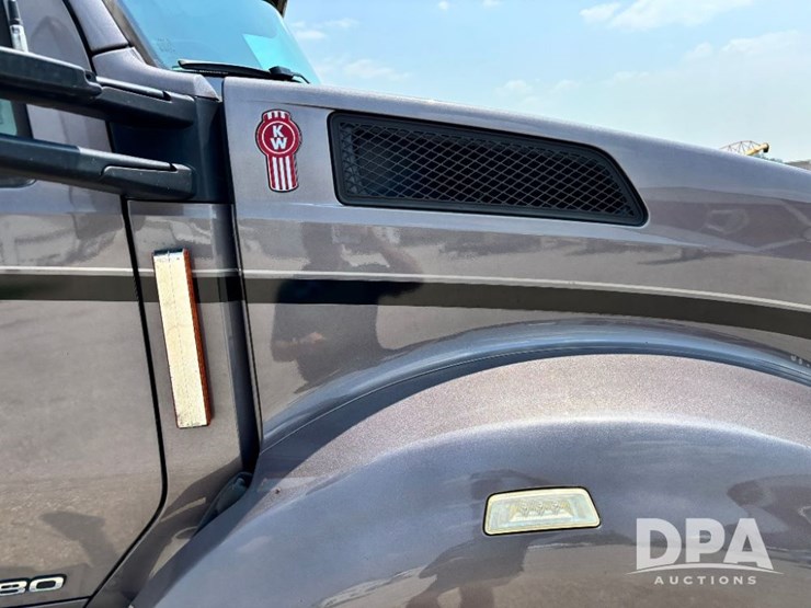 2016-kenworth-t880-image-53