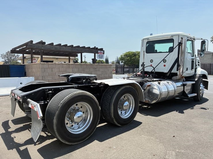 2017-mack-pinnacle-truck-tractor-image-3