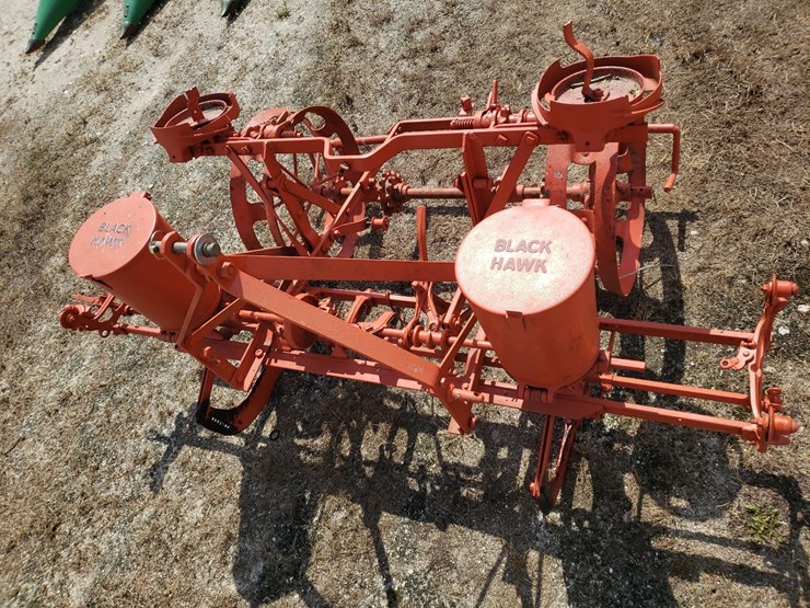 ac-black-hawk-2-row-planter-image-3