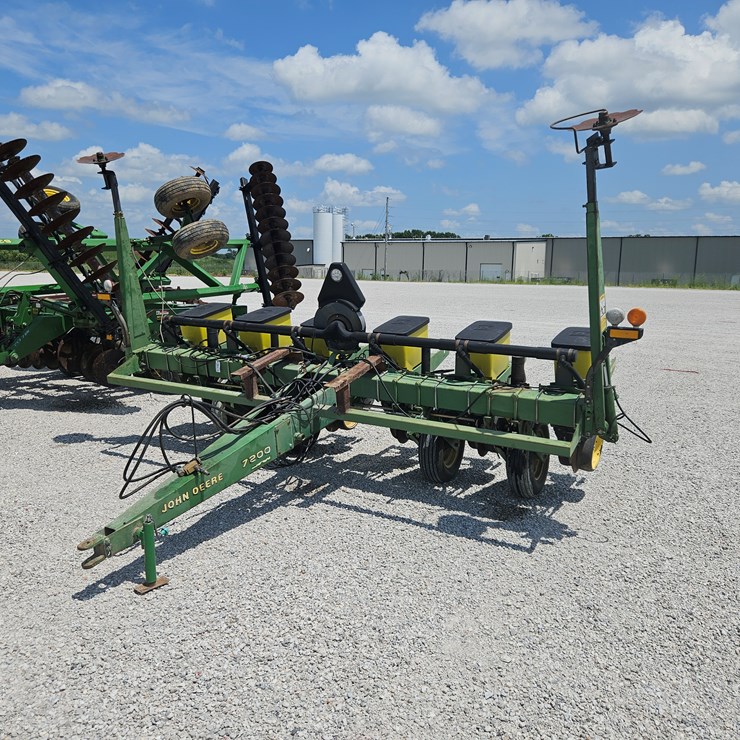 JOHN DEERE 7200