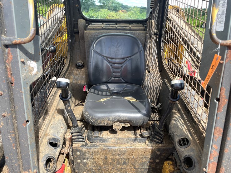 new-holland-l215-image-8