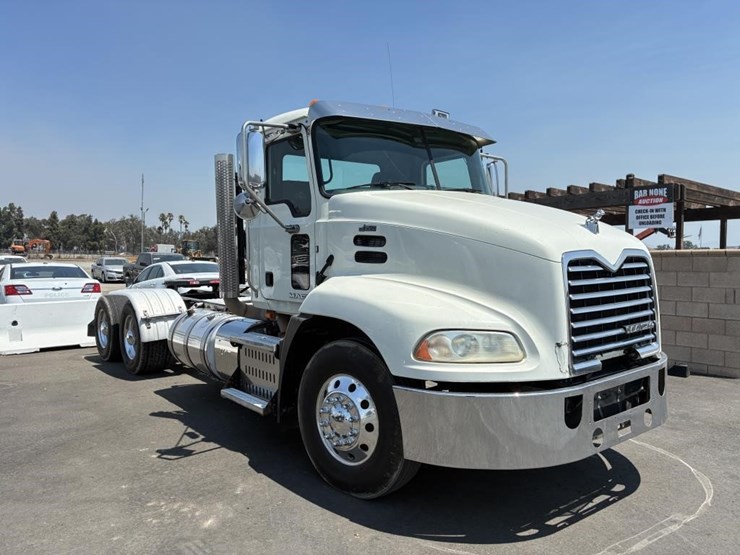 2017-mack-pinnacle-truck-tractor-image-2