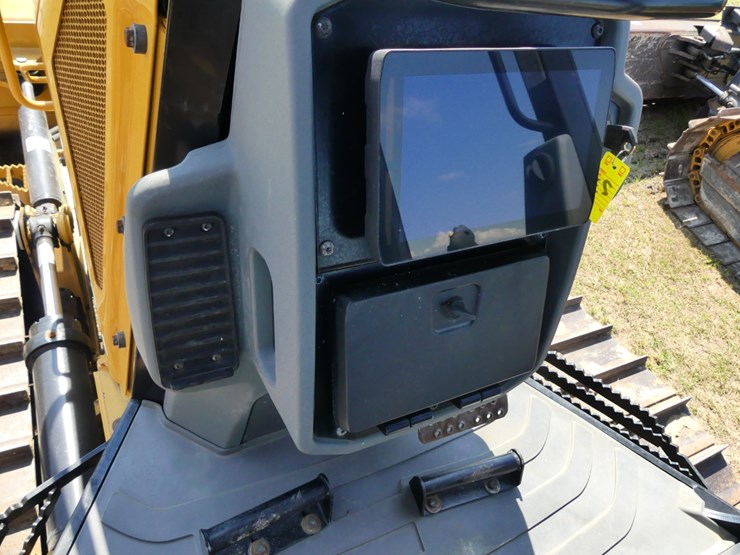 2020-caterpillar-d1-image-15