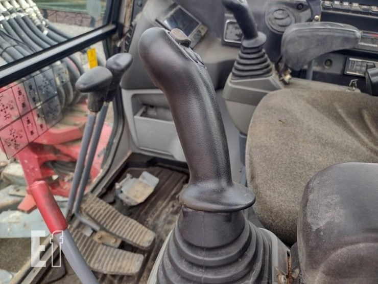 2018-takeuchi-tb260-image-12