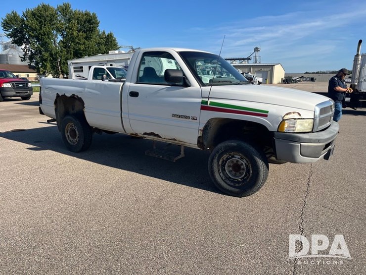 1995-dodge-ram-2500-image-2