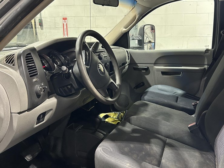 2011-chevrolet-3500hd-image-9