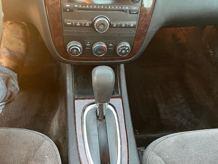 2011-chevrolet-impala-sedan-(np6086)-image-16