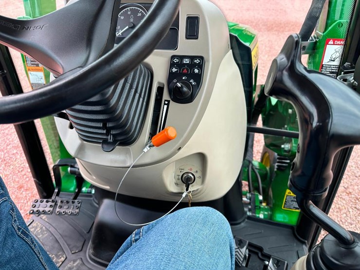 2022-john-deere-3033r-image-45