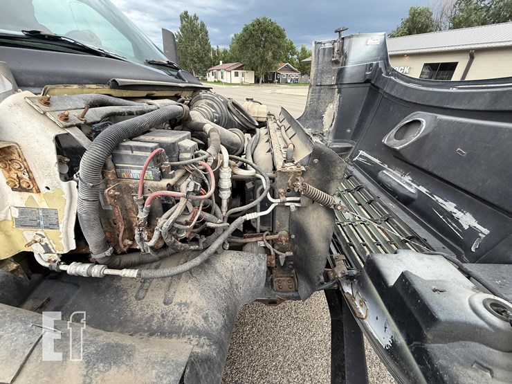 2004-gmc-5500-image-22