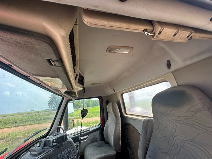 2013-volvo-10-image-54