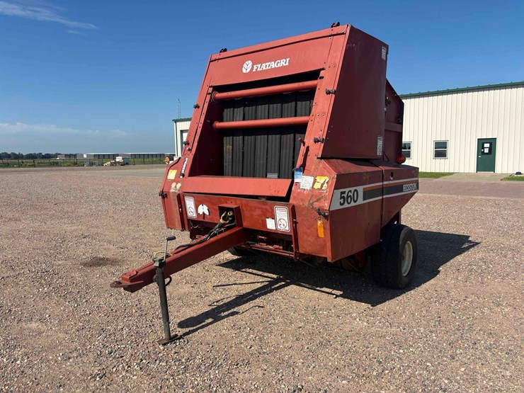hesston-560-image-1
