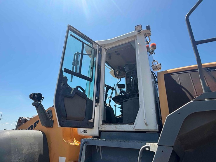 2017-liebherr-l586-image-27