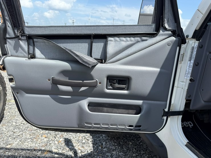 1997-jeep-wrangler-image-32