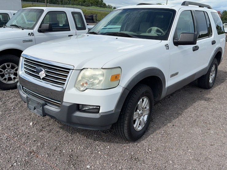 2006-ford-explorer-image-1