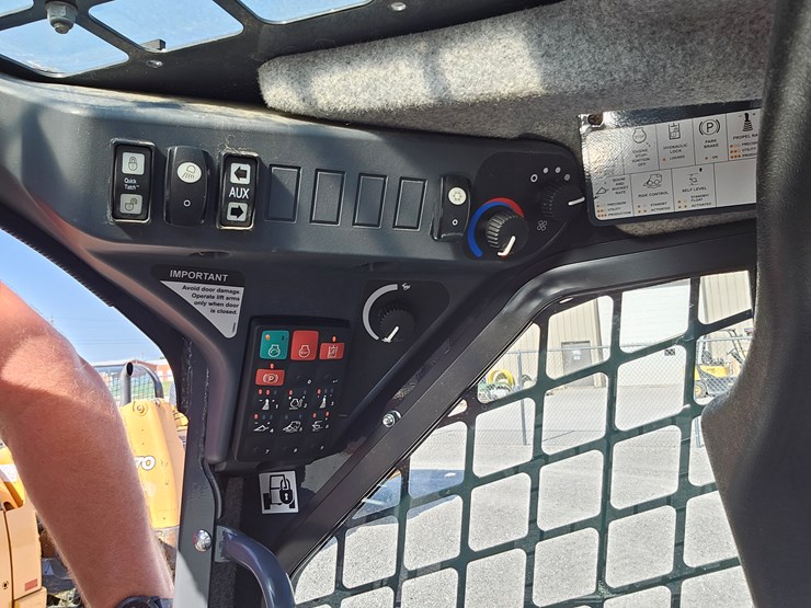 2022-deere-325g-image-10