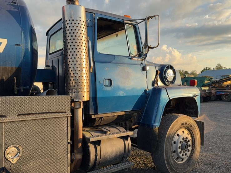1994-ford-9000-image-6