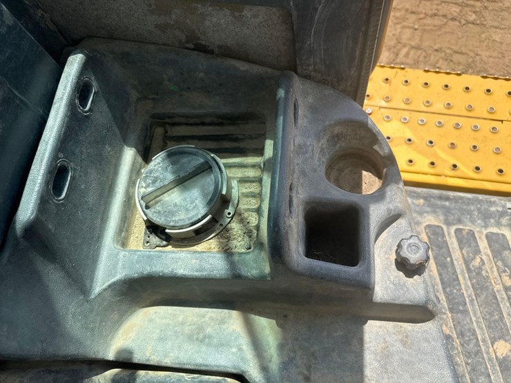 2017-deere-624k-image-26